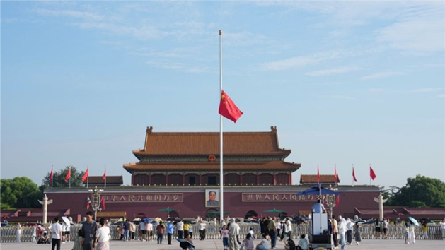 Bandeira nacional da China hasteada a meio-mastro na Praça Tiananmen em luto pelo camarada Zhu Rongji