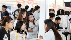 Mercado de trabalho da China mantém-se geralmente estável nos primeiros sete mesesO mercado de trabalho da China permaneceu, de modo geral, estável, com a taxa de desemprego urbano pesquisada registrando uma média de 5,2% nos primeiros sete meses de 2026, dentro da meta anual.