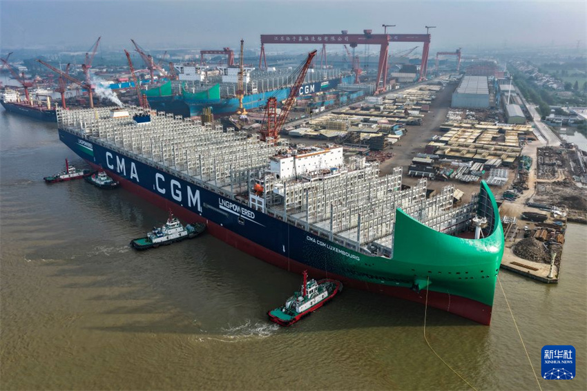 Navio porta-contêineres ecológico de grande porte parte com sucesso do porto em Jiangsu, leste da China