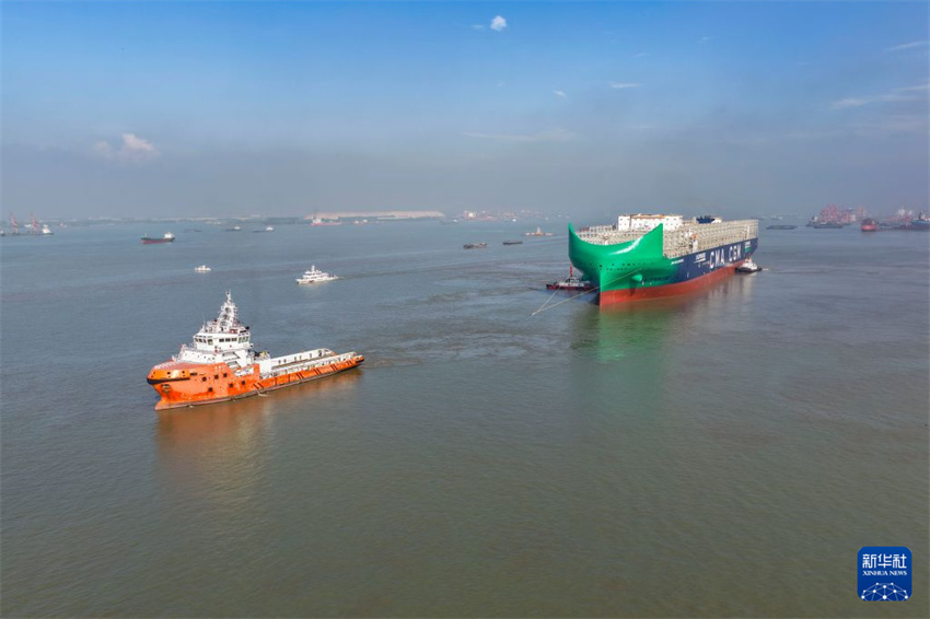 Navio porta-contêineres ecológico de grande porte parte com sucesso do porto em Jiangsu, leste da China