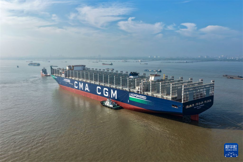 Navio porta-contêineres ecológico de grande porte parte com sucesso do porto em Jiangsu, leste da China
