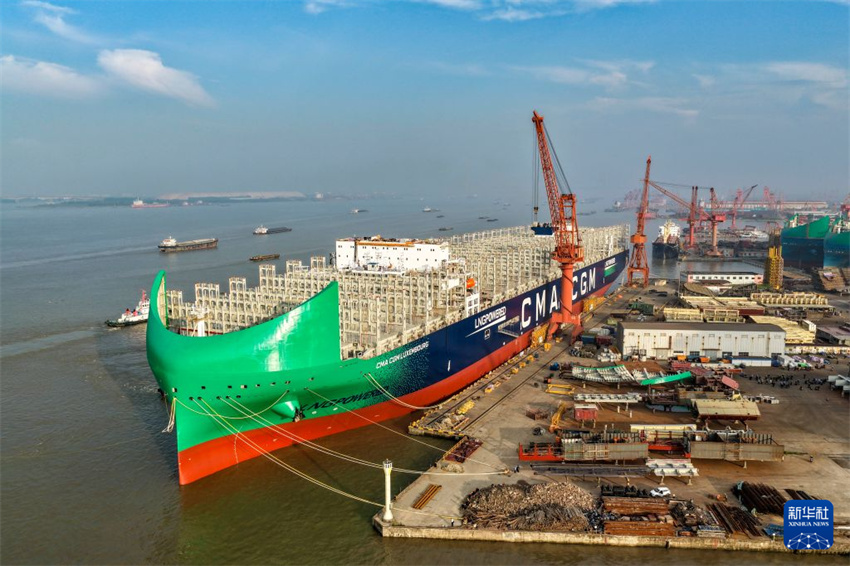 Navio porta-contêineres ecológico de grande porte parte com sucesso do porto em Jiangsu, leste da China