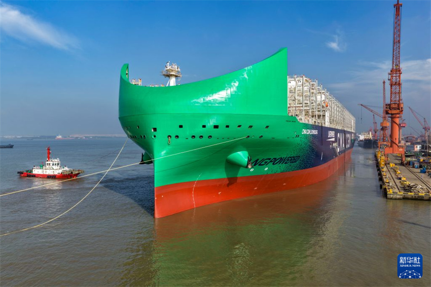 Navio porta-contêineres ecológico de grande porte parte com sucesso do porto em Jiangsu, leste da China