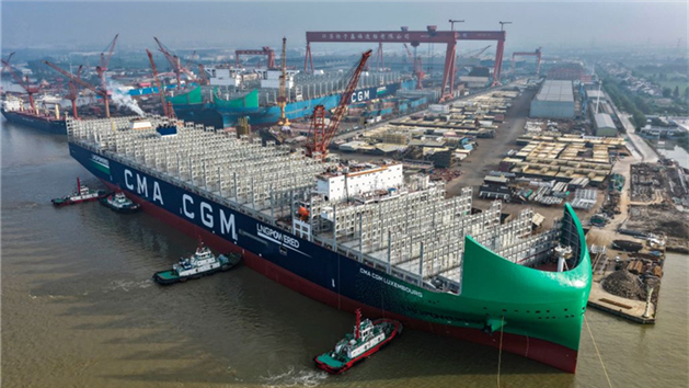 Navio porta-contêineres ecológico de grande porte parte com sucesso do porto em Jiangsu, leste da China