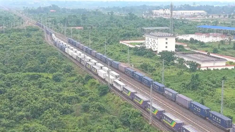 Transporte de carga pela Ferrovia China-Laos ultrapassa 90 milhões de toneladasA Ferrovia China-Laos movimentou mais de 90 milhões de toneladas de carga desde o início de suas operações, com o transporte transfronteiriço ultrapassando 21 milhões de toneladas.