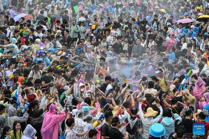 Festival da Água realizado em Baoting, na província chinesa de Hainan