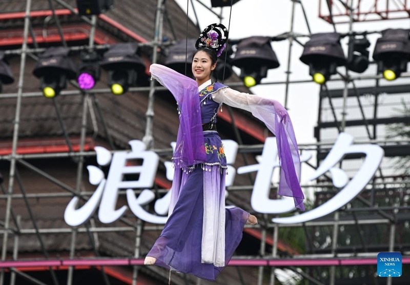 Festival da Água realizado em Baoting, na província chinesa de Hainan