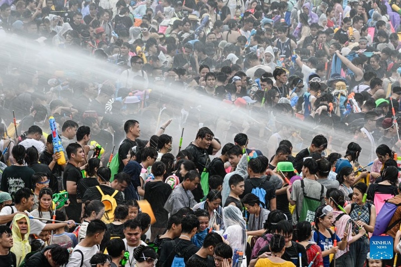 Festival da Água realizado em Baoting, na província chinesa de Hainan