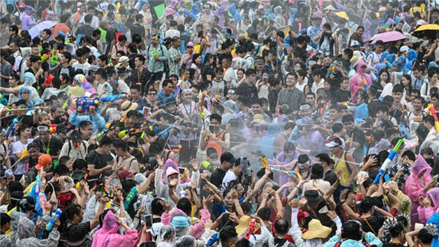 Festival da Água realizado em Baoting, na província chinesa de Hainan