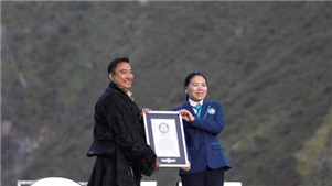Geleira em Xizang conquista recorde mundial do Guinness A Geleira Bujia, na Região Autônoma de Xizang, foi reconhecida pelo Guinness World Records como a geleira suspensa com o maior desnível vertical, acrescentando um novo atrativo ao ecoturismo da região.