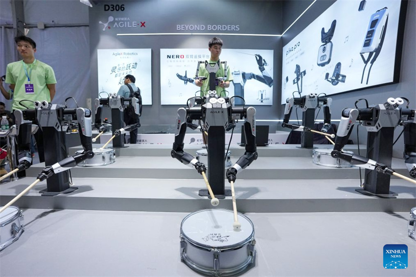 Robôs exibem diversas aplicações na Conferência Mundial de Robôs de 2026