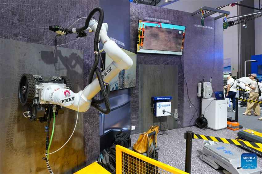 Robôs exibem diversas aplicações na Conferência Mundial de Robôs de 2026