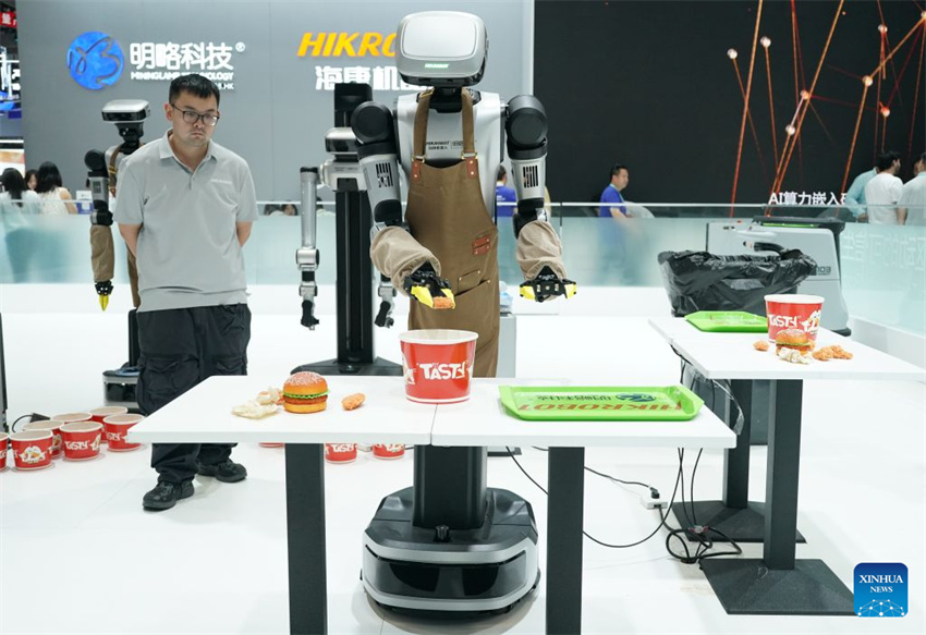 Robôs exibem diversas aplicações na Conferência Mundial de Robôs de 2026
