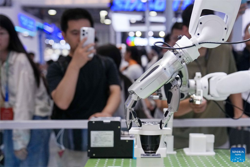 Robôs exibem diversas aplicações na Conferência Mundial de Robôs de 2026