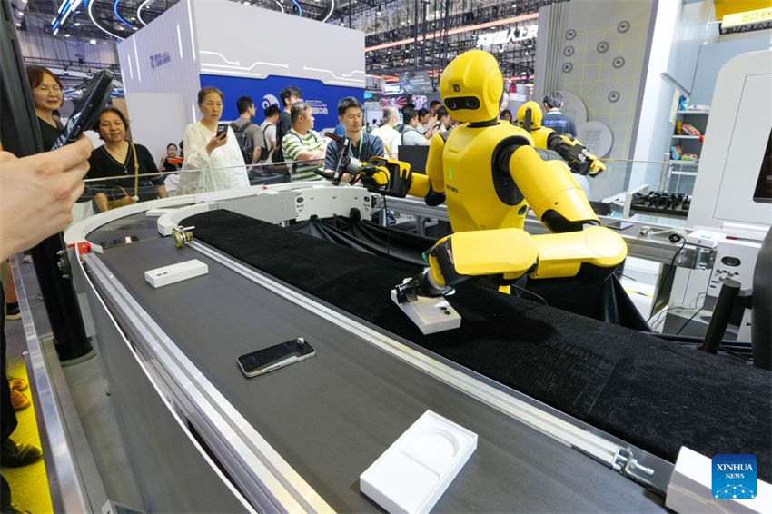 Robôs exibem diversas aplicações na Conferência Mundial de Robôs de 2026