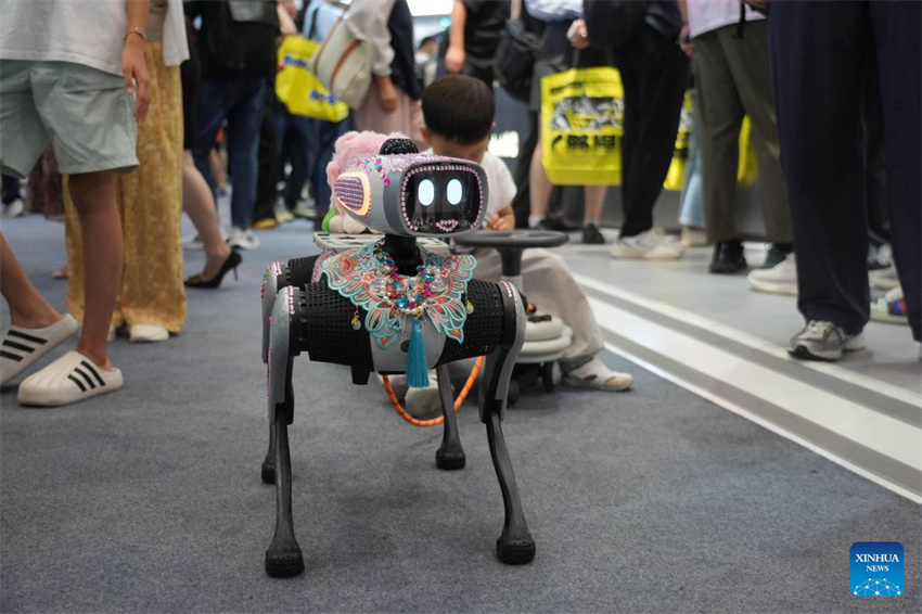 Robôs exibem diversas aplicações na Conferência Mundial de Robôs de 2026