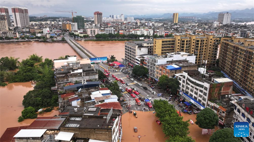 Equipes de resgate evacuam moradores ilhados após fortes chuvas em Guangxi, na China