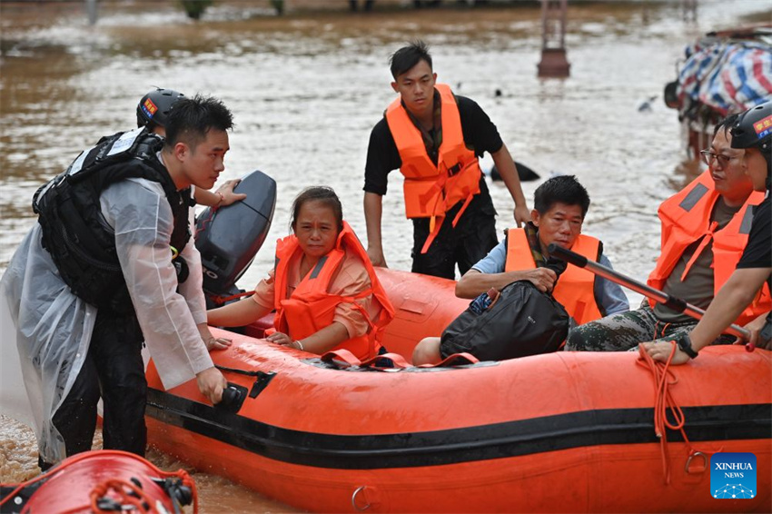 Equipes de resgate evacuam moradores ilhados após fortes chuvas em Guangxi, na China
