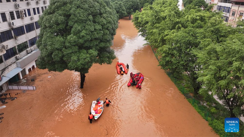 Equipes de resgate evacuam moradores ilhados após fortes chuvas em Guangxi, na China