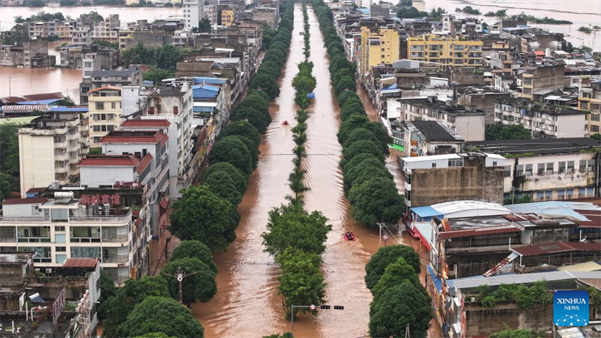 Equipes de resgate evacuam moradores ilhados após fortes chuvas em Guangxi, na China
