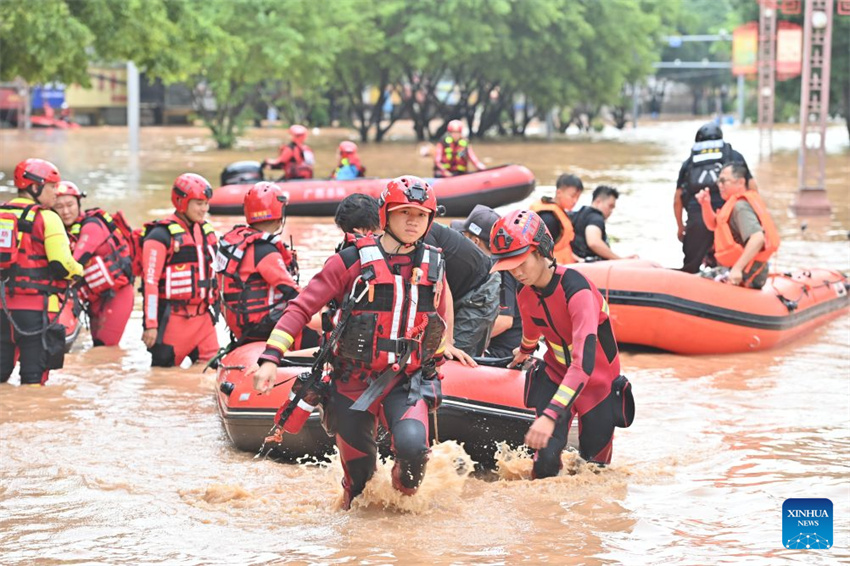Equipes de resgate evacuam moradores ilhados após fortes chuvas em Guangxi, na China