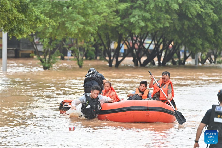 Equipes de resgate evacuam moradores ilhados após fortes chuvas em Guangxi, na China