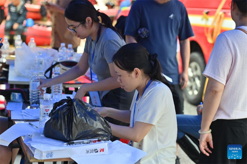 Equipes de resgate evacuam moradores ilhados após fortes chuvas em Guangxi, na China