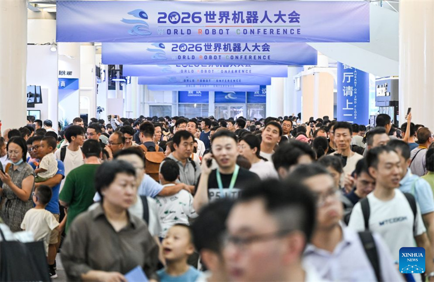 Conferência Mundial de Robôs de 2026 atrai inúmeros visitantes em Beijing