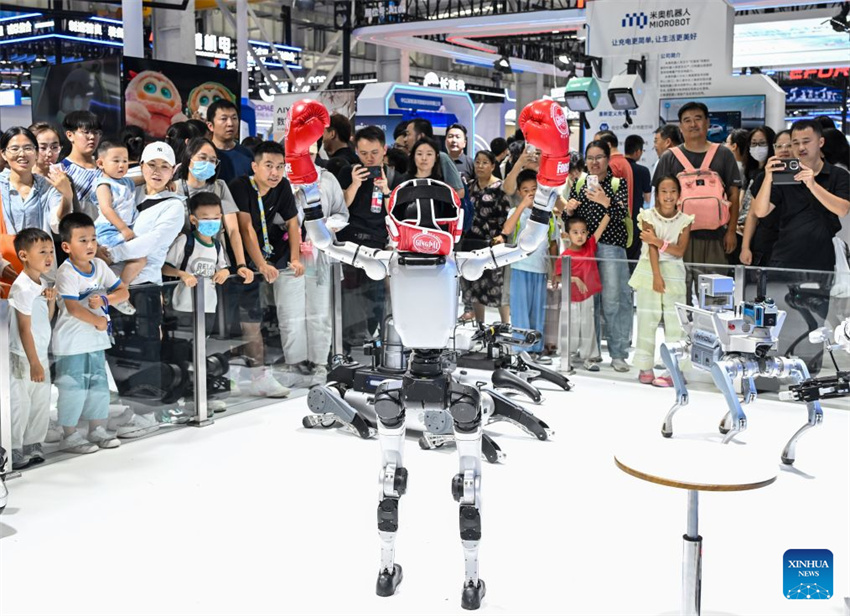 Conferência Mundial de Robôs de 2026 atrai inúmeros visitantes em Beijing