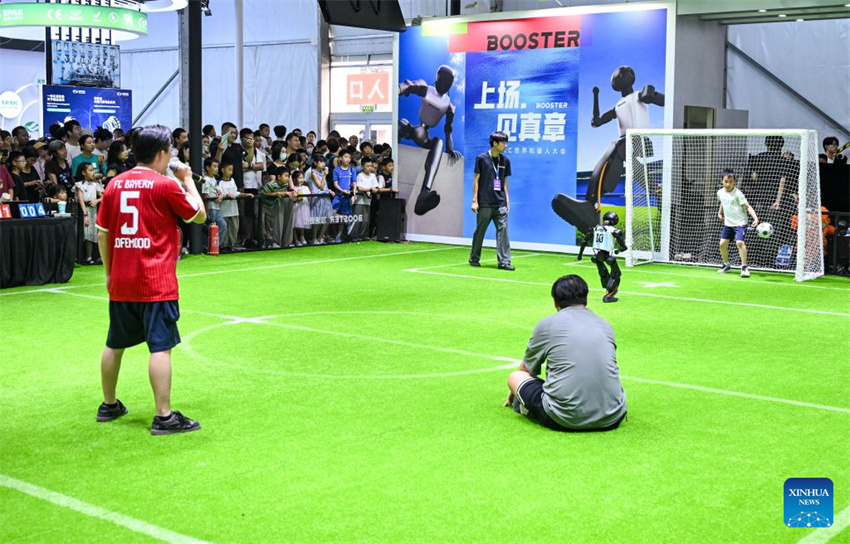 Conferência Mundial de Robôs de 2026 atrai inúmeros visitantes em Beijing