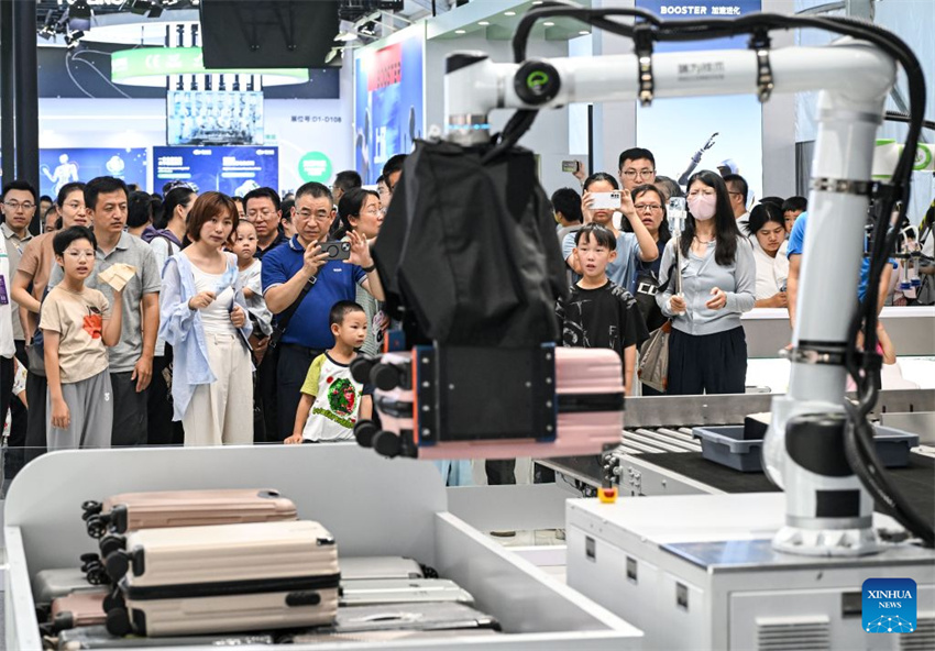 Conferência Mundial de Robôs de 2026 atrai inúmeros visitantes em Beijing