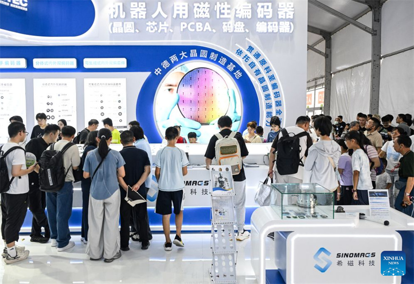 Conferência Mundial de Robôs de 2026 atrai inúmeros visitantes em Beijing