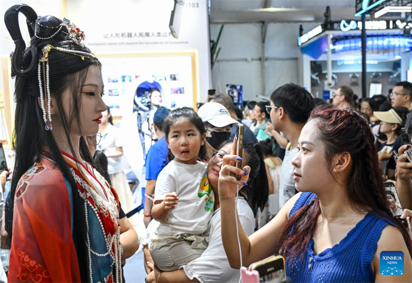 Conferência Mundial de Robôs de 2026 atrai inúmeros visitantes em Beijing