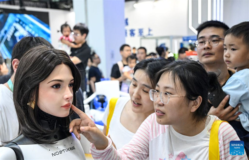 Conferência Mundial de Robôs de 2026 atrai inúmeros visitantes em Beijing