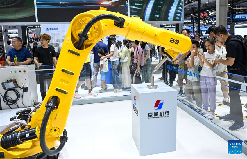 Conferência Mundial de Robôs de 2026 atrai inúmeros visitantes em Beijing