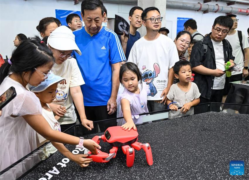 Conferência Mundial de Robôs de 2026 atrai inúmeros visitantes em Beijing