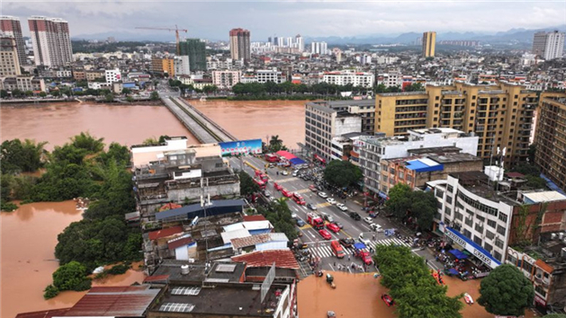 Equipes de resgate evacuam moradores ilhados após fortes chuvas em Guangxi, na China