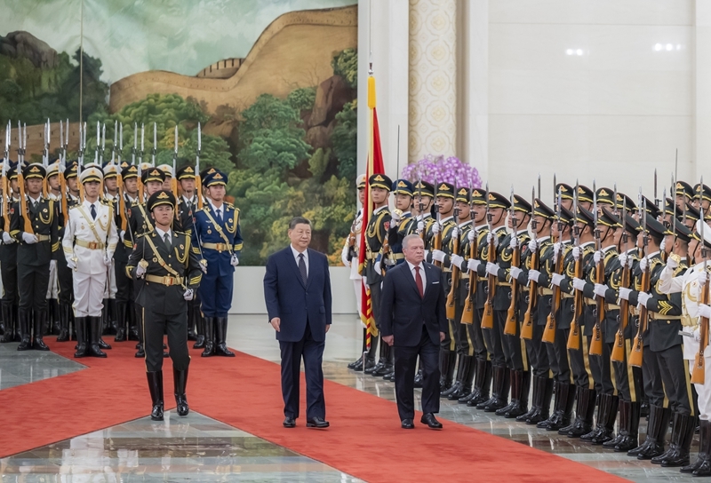 Xi Jinping conversa com rei da Jordânia