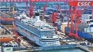 Grande navio de cruzeiro da China ganha forma A construção do segundo grande navio de cruzeiro fabricado na China, o Adora Flora City, está perto da conclusão, com 99% das obras realizadas, segundo informou um líder do projeto.