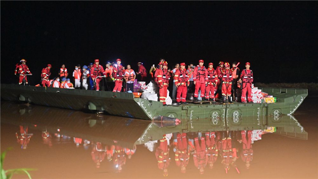 Ponte flutuante motorizada apoia resgate de emergência em Guangxi, região atingida por inundações