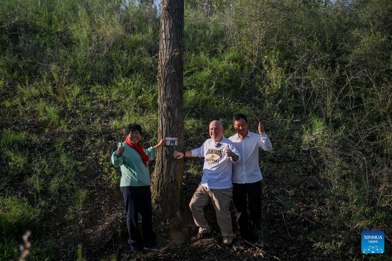 Um encontro em Maowusu enraizado na bondade de um americano, forjada graças à determinação de uma agricultora chinesa