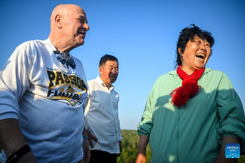 Um encontro em Maowusu enraizado na bondade de um americano, forjada graças à determinação de uma agricultora chinesa