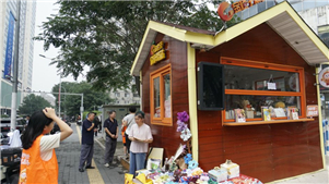 "Livrarias que não vendem livros" nas ruas de BeijingEsses postos são administrados por voluntários que oferecem serviços como recebimento de doações de livros, consultoria jurídica gratuita, informações, descanso, água potável e espaços de leitura compartilhados.