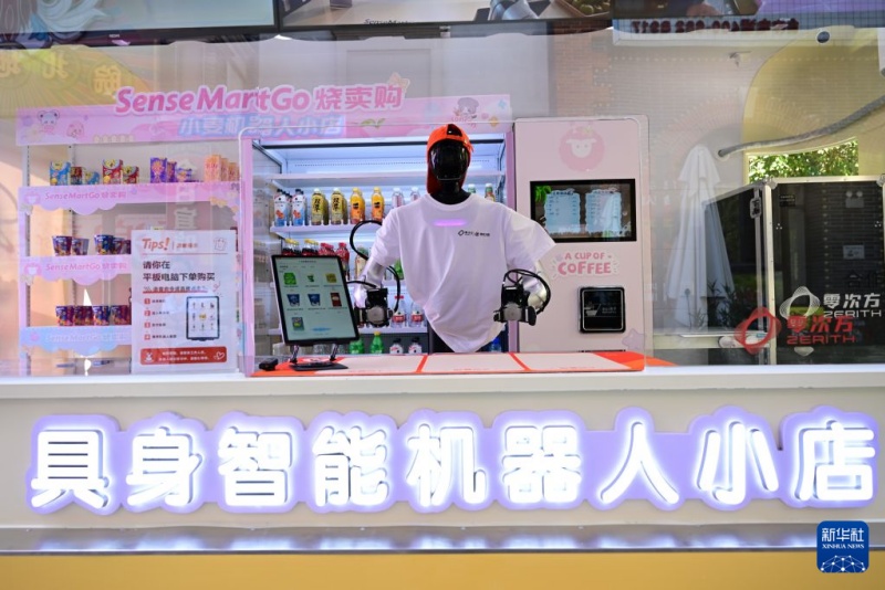 Robôs incorporados atuam em cenários de serviços comerciais em Hefei, na China