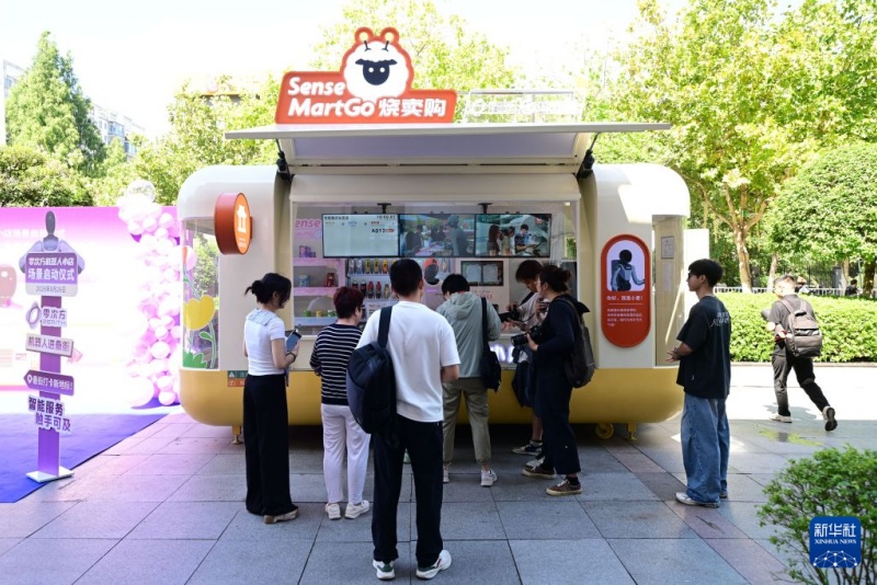 Robôs incorporados atuam em cenários de serviços comerciais em Hefei, na China