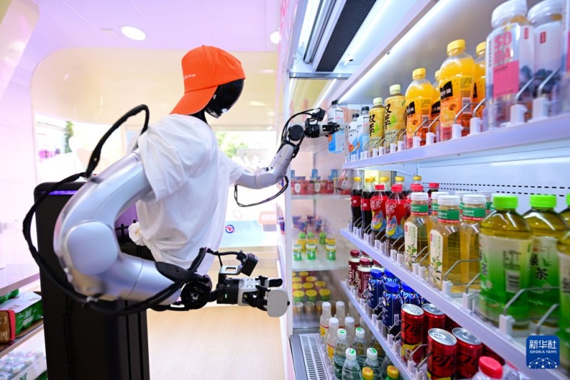 Robôs incorporados atuam em cenários de serviços comerciais em Hefei, na China