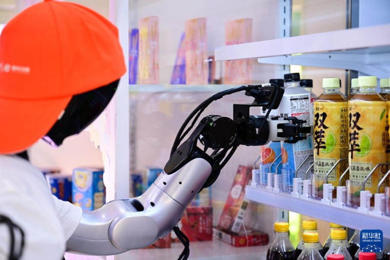 Robôs incorporados atuam em cenários de serviços comerciais em Hefei, na China
