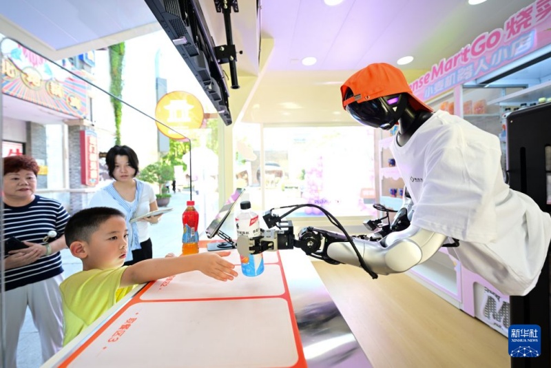 Robôs incorporados atuam em cenários de serviços comerciais em Hefei, na China