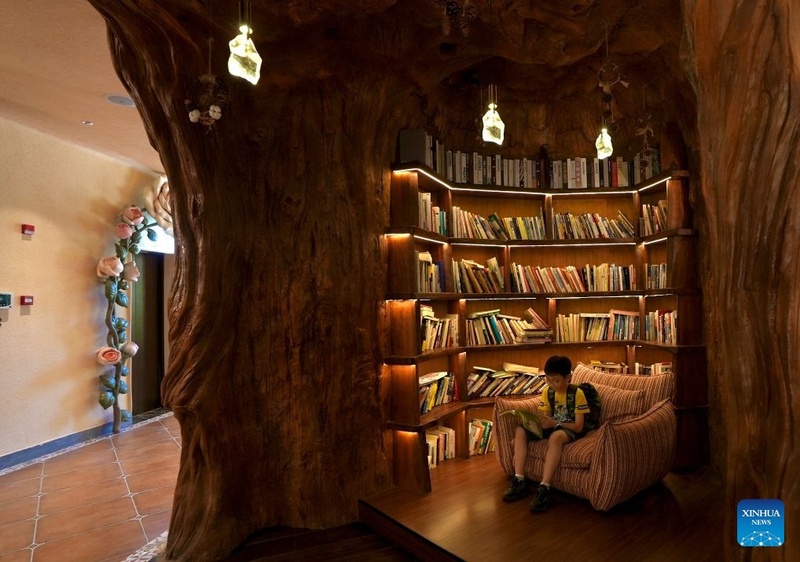 Biblioteca construída em sumidouro natural oferece experiência de leitura única no leste da China