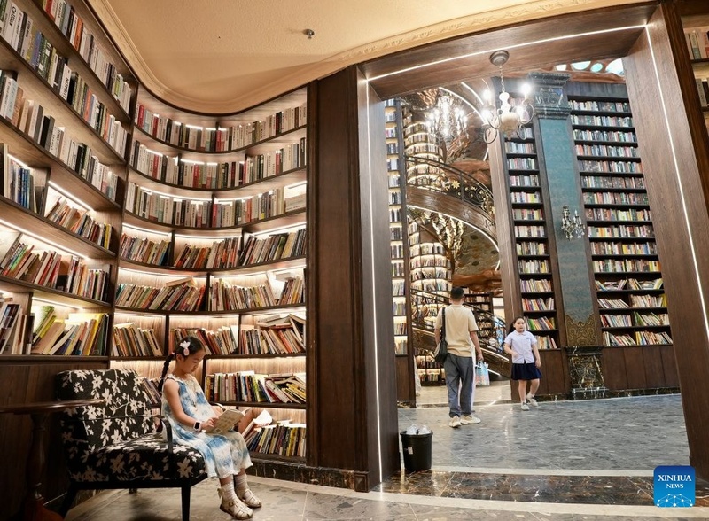 Biblioteca construída em sumidouro natural oferece experiência de leitura única no leste da China
